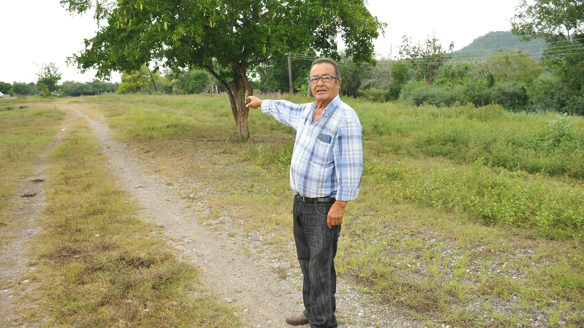 Dionisio Valdés Pérez, de Estación Cebadilla, muestra el terraplén donde descansaba la vía del ferrocarril 